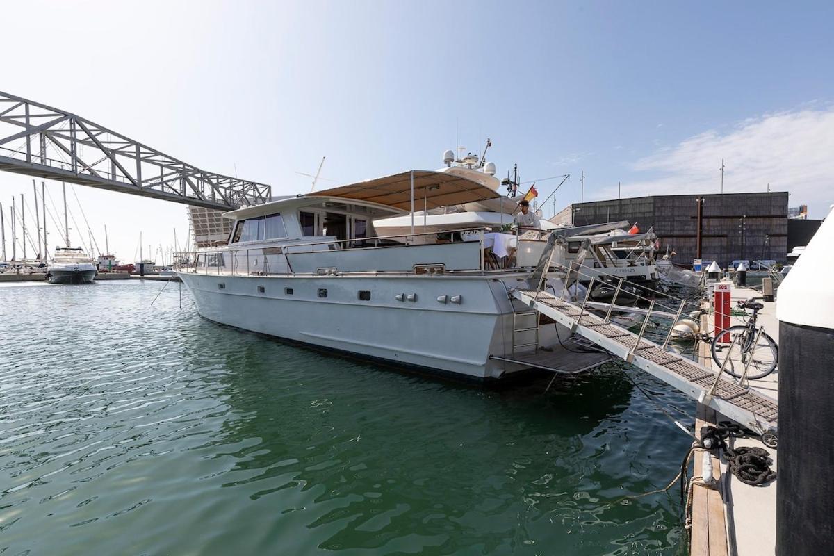 C120 - Charming Boat In Port Forum * Barcellona