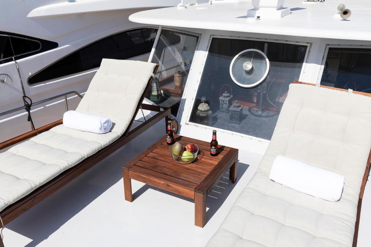 C120 - Charming Boat In Port Forum * Barcellona